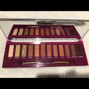 Eye shadow pallete